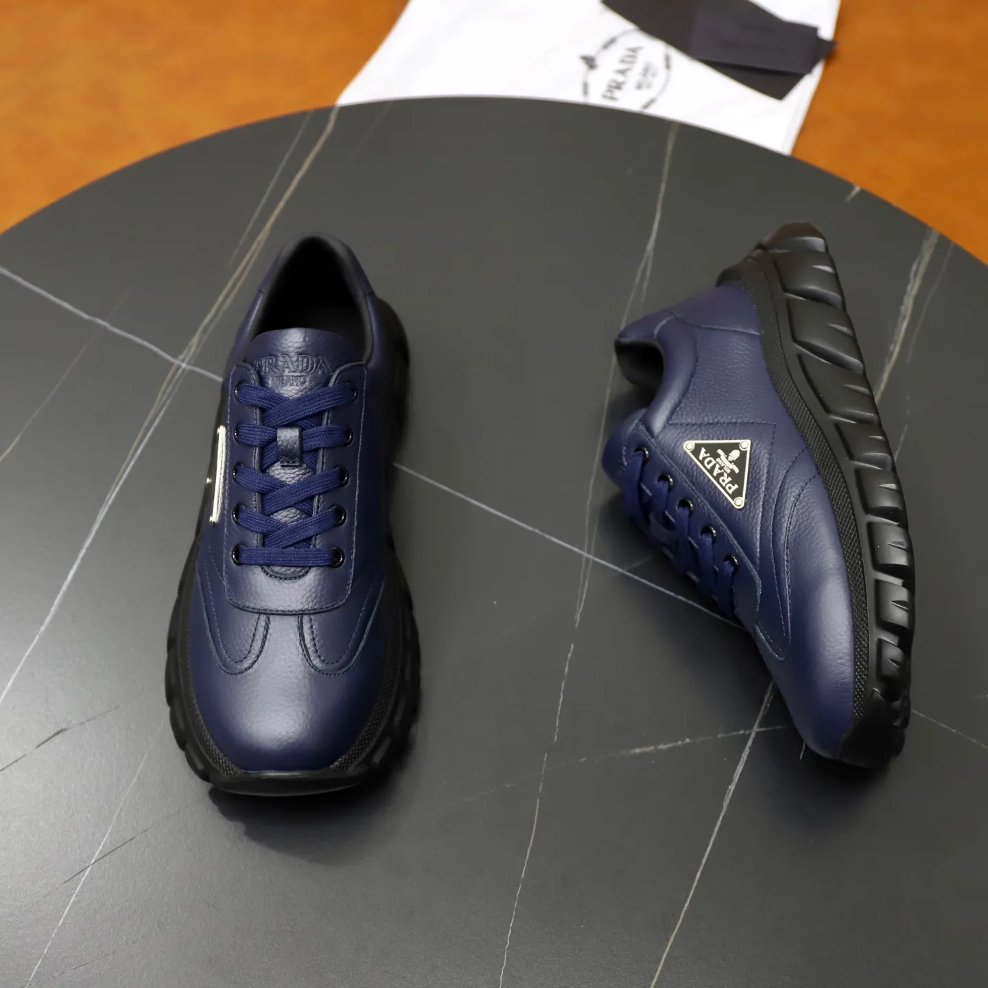 Factory price: 720💰Top original order Brand: PRADA (Prada) Standard code: Men's size 38/44 (45 can be customized) Grade: Same as the official website Material: Original cowhide stitching, cowhide lining, original combination two-color wear-resistant soft outsole Style category: casual sports version, young fashion, European and American trend, British style Color: actual picture color